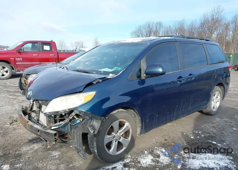 2012 Toyota Sienna Le V6 8 Passenger z USA, uszkodzony, nr VIN 5TDKK3DC1CS253774